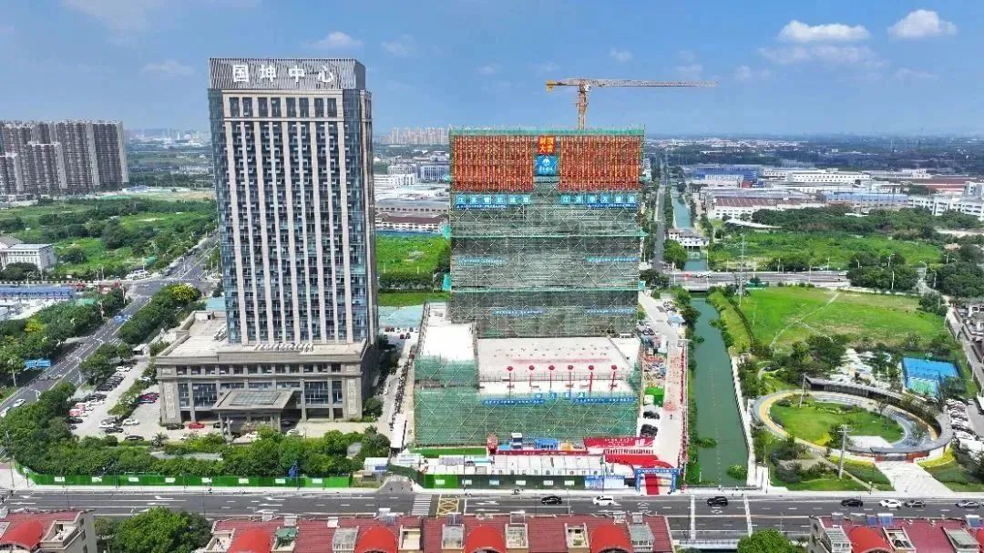 裕隆大廈A幢項目喜封金頂，盛啟繁華