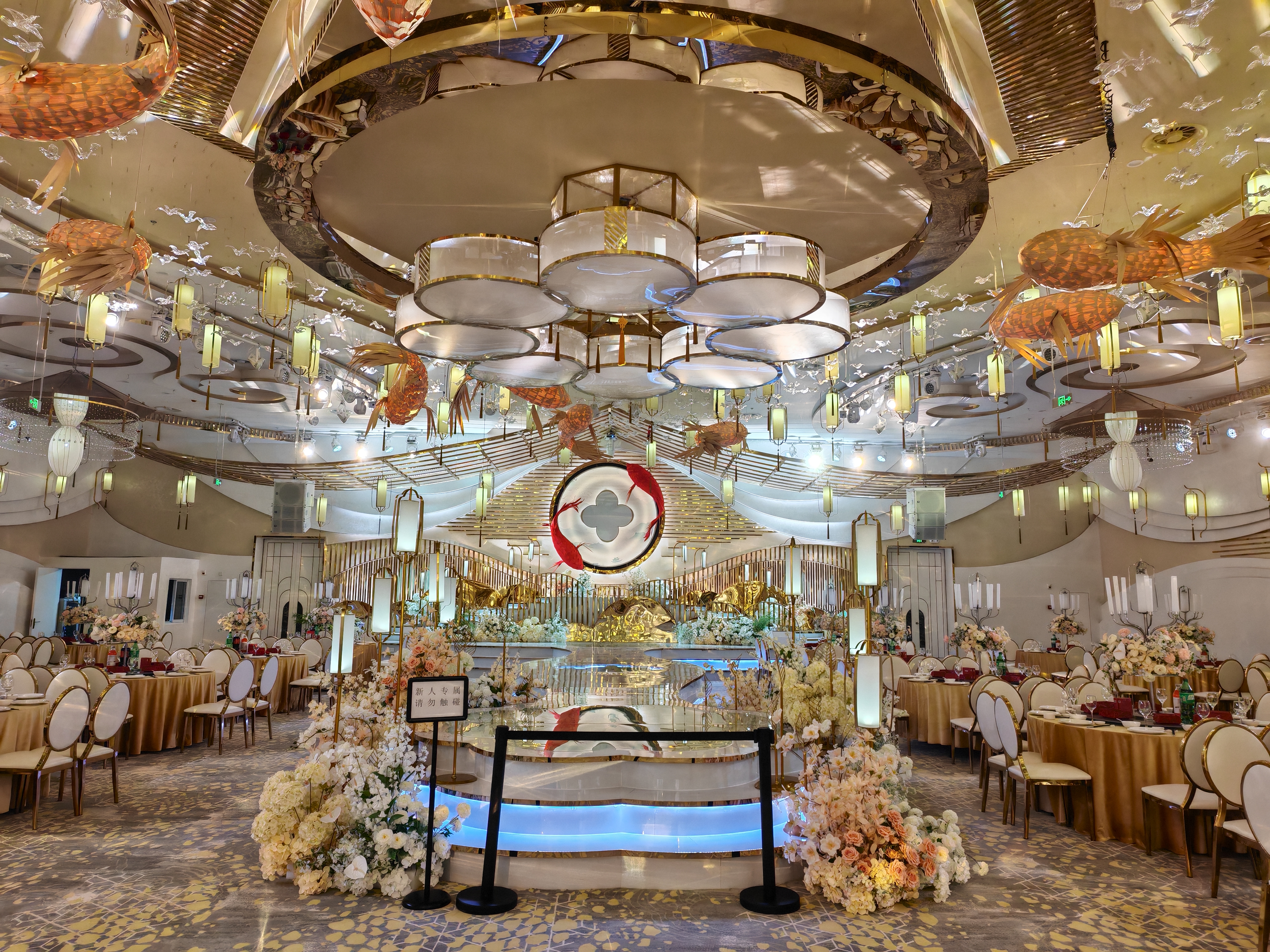 欣旺裕隆2號廳 錦荷夢韻：經典國風元素和現代配色，新中式元素運用，為新人提供更多選擇